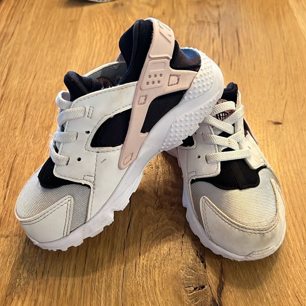 NIKE Huarache Sneakers Girls Size 9c Light Pink Black White Silver